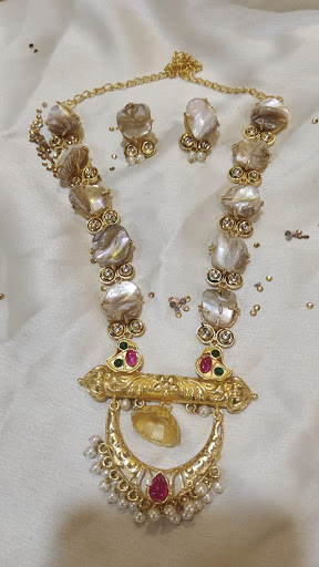 "Opulent Oyster" - Brace and Mother pearls Necklace Set