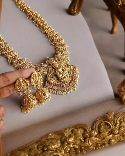 Golden Majesty Danglers – A Royal Touch of Brilliance